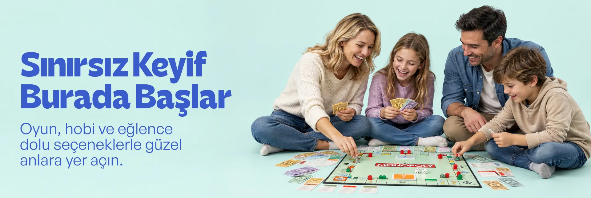 Açık su yeşili fonda ailece Monopoly oynayan anne, baba ve çocuklar