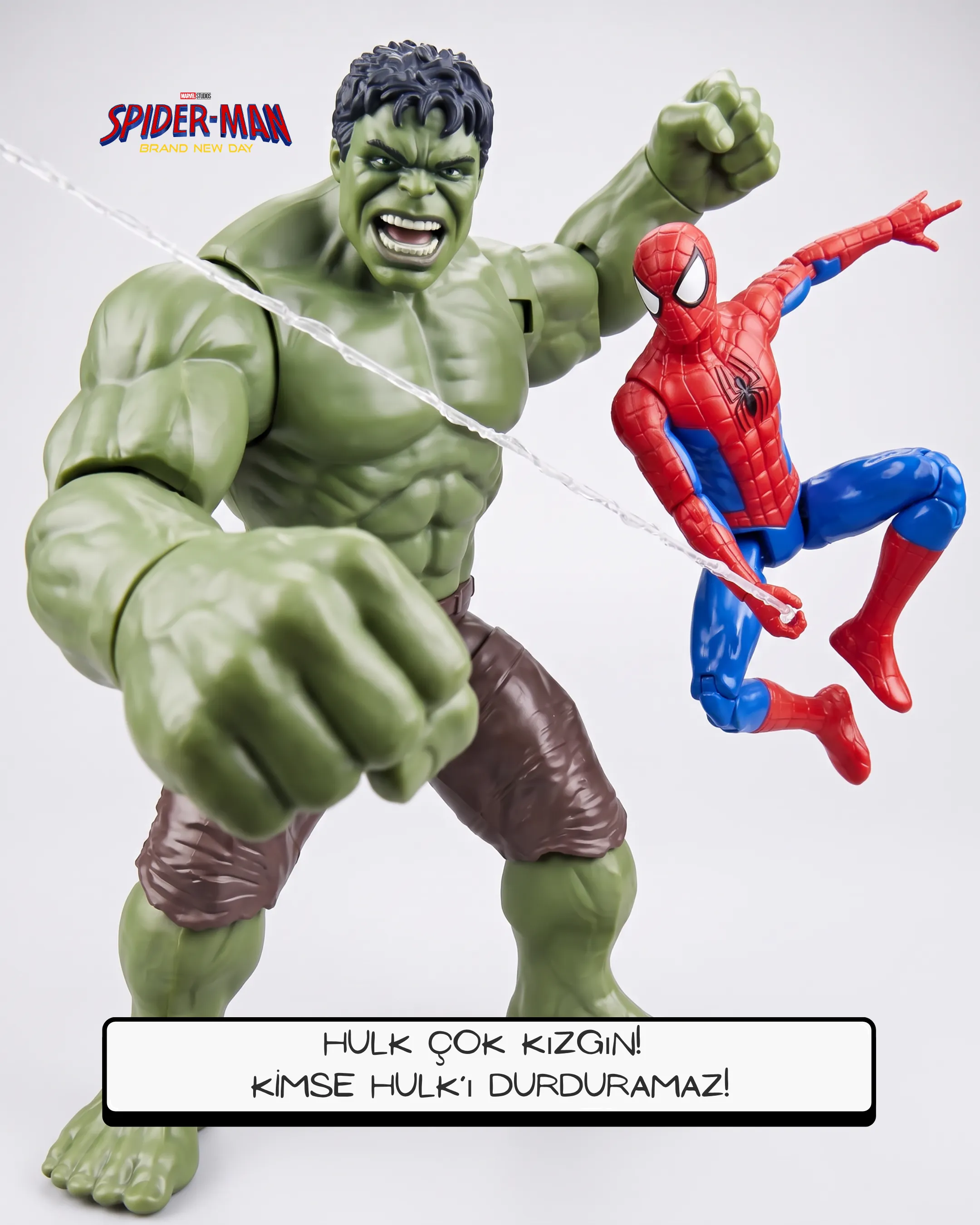 Hulk ve Spider-Man oyuncak figürleri aksiyon pozunda; Hulk çok kızgın, kimse Hulk’ı durduramaz.