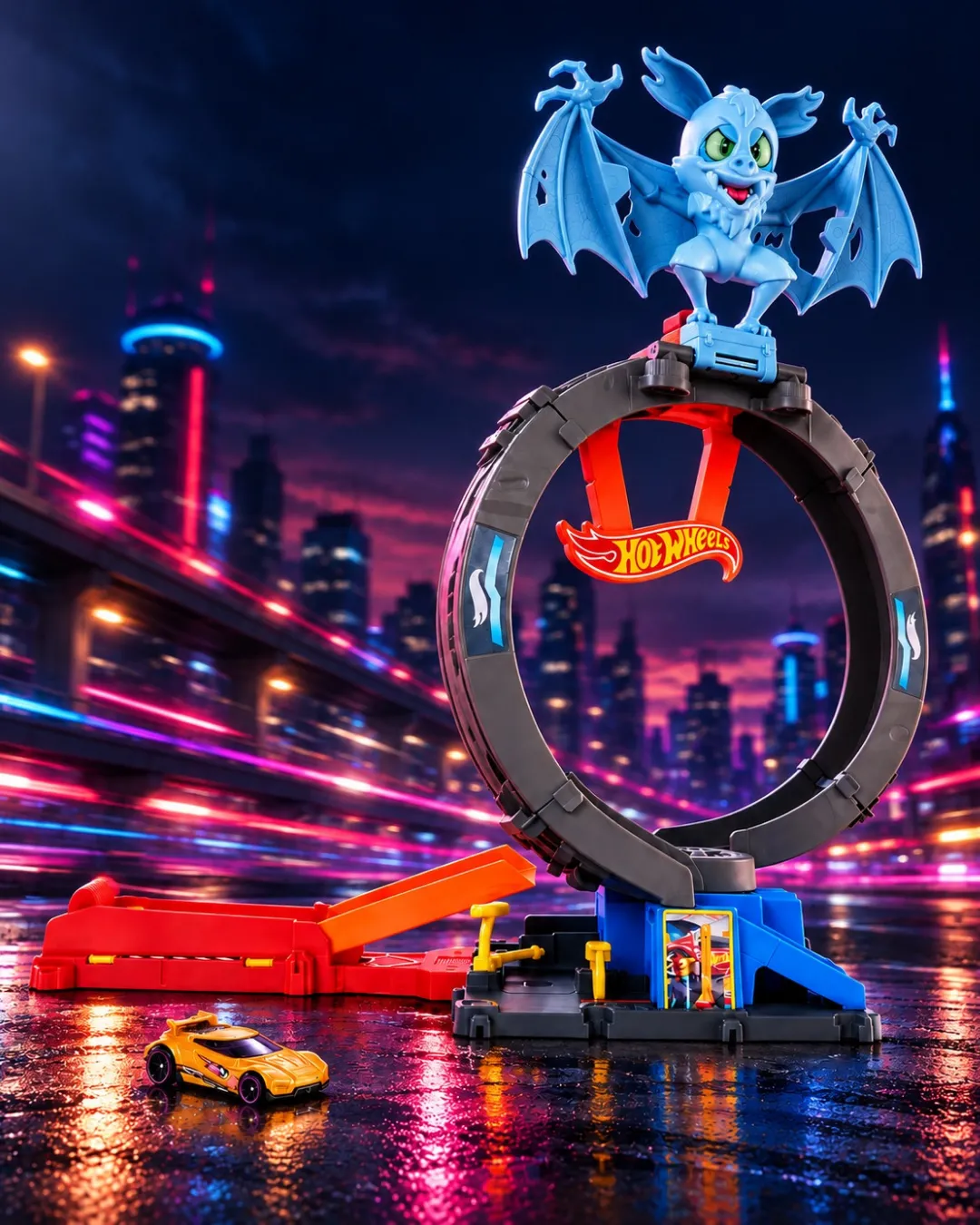 Hot Wheels City Bat Lastik Dükkânı HTN78 oyun seti, mavi yarasa figürü ve sarı oyuncak araba.